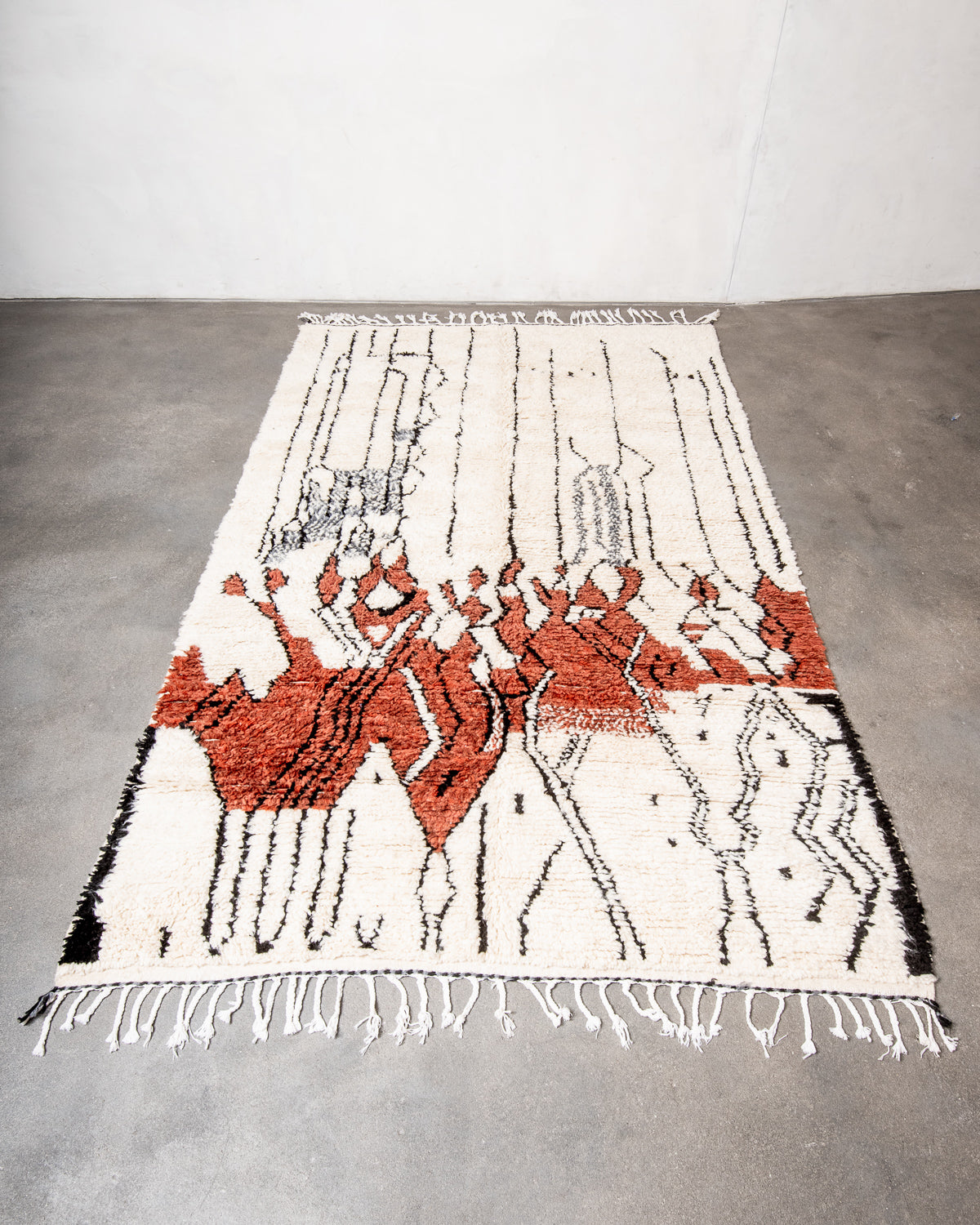 Modern designer handcrafted Berber rug from Morocco. Azilal rug with beautiful colors and patterns. Made of sheep’s wool and colourful cotton.